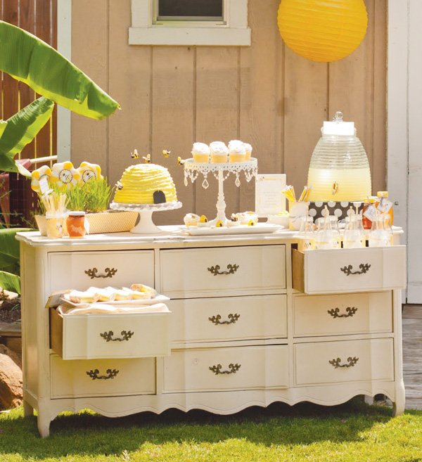 bee party dessert table