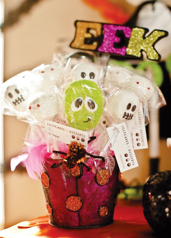 Mummy skeleton marshmallow pops