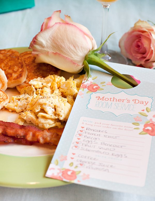 free printable mom's day door tag from HWTM