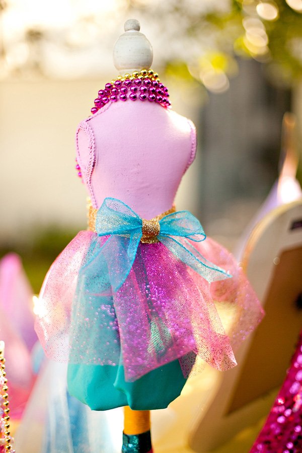 diy tulle bow and skirt - party decoration