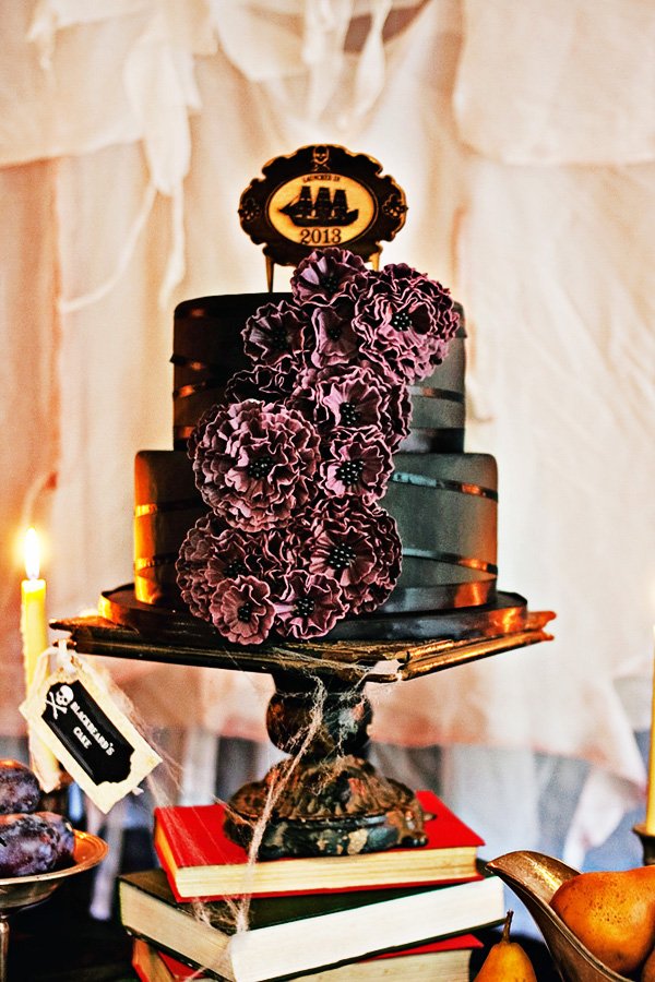 black eerie cake