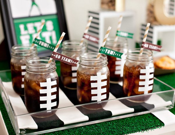 diy-football-party-drinks-and-straw-flags