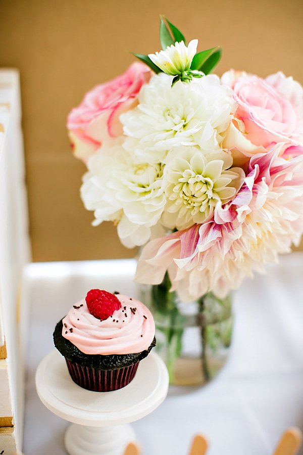 pink and white flower centerpiece