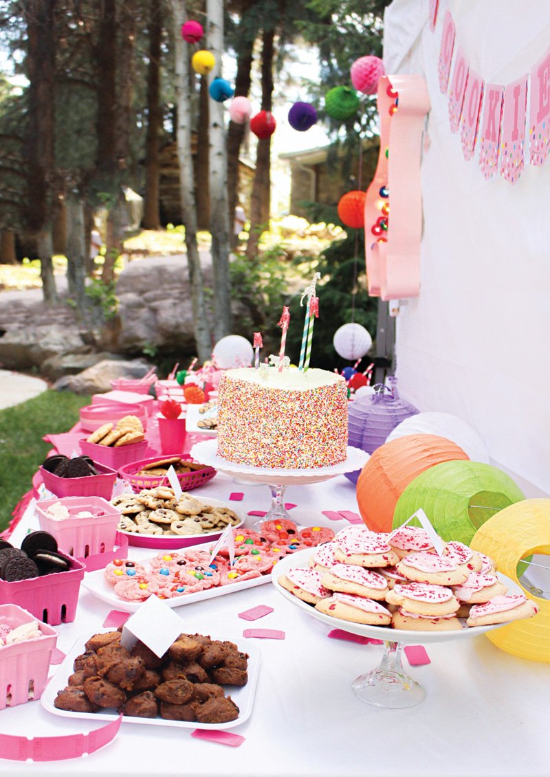 animal cookie party dessert table