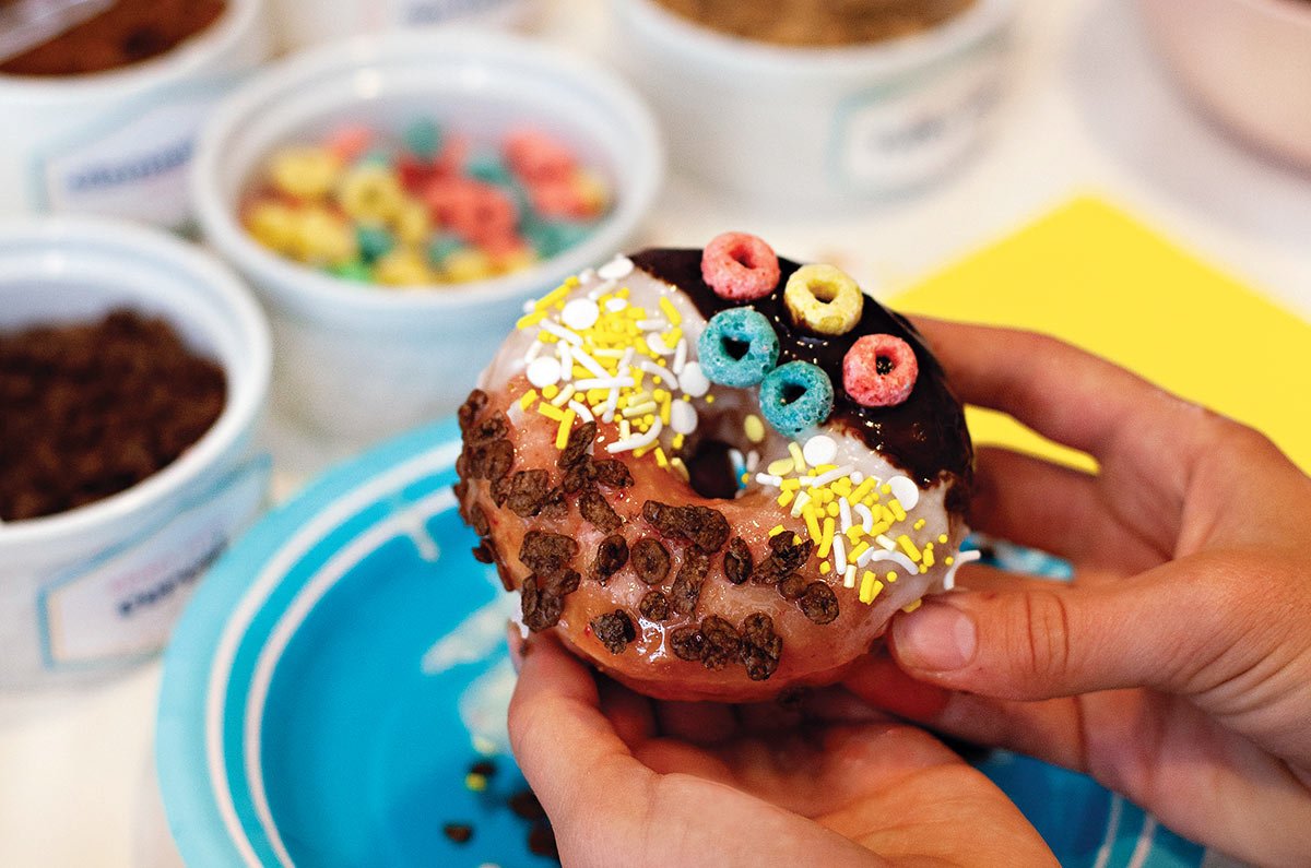 Bunt dekorierter Donut mit Toppings