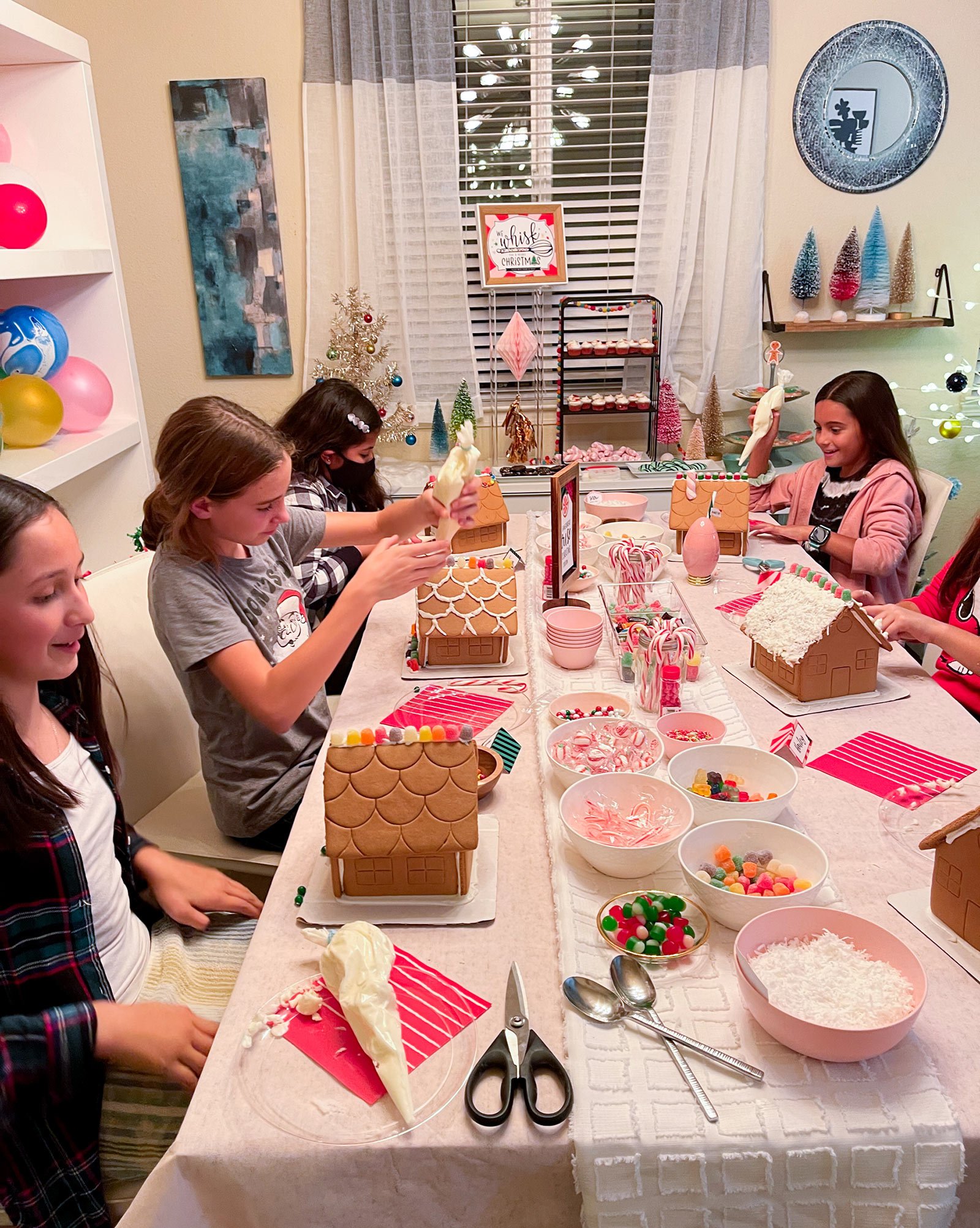 kids decorating gingerbread houses